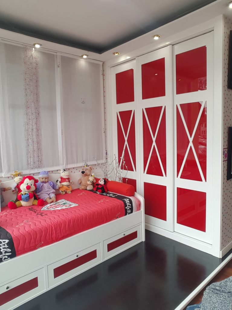 armarios-los-chopos-dormitorio-juvenil-con-corredero-lacado-con-cristales-rojos-ok